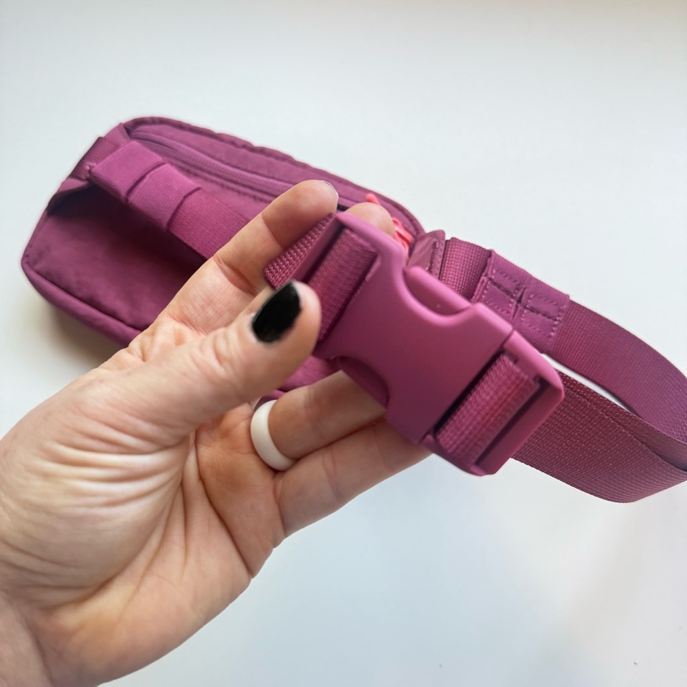 Lululemon Athletica Mauve Everywhere Belt Bag with Adjustable Straps - Picture 5 of 8